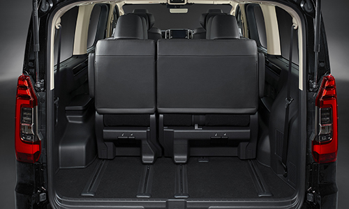 Large interior space, 4-row seats are also available in the lineup 7