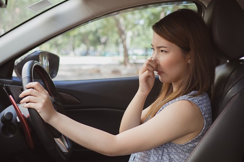 車のエアコンの不具合により、車内で臭いにおいが発生している画像