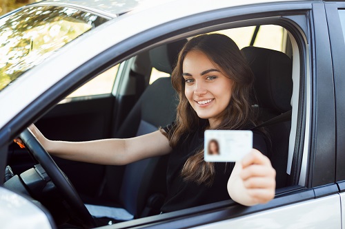 学生や主婦でも運転免許ローンは使える？