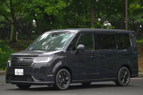 This is also a step wagon that has become the highest model of Honda minivan with all cars 3 numbers