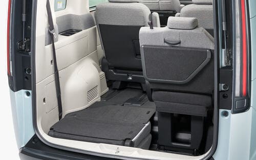 Step wagon luggage compartment and seat arrangement