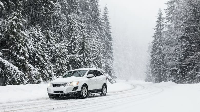 雪道の運転テクニックって？安全なカーライフのために知っておきたい情報満載！