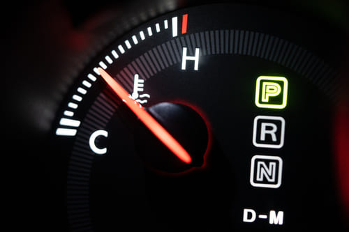 車のエアコンが効かない場合の原因についての画像。原因の1つである冷却水は、不足すると温度が上がりやすくなることを示している
