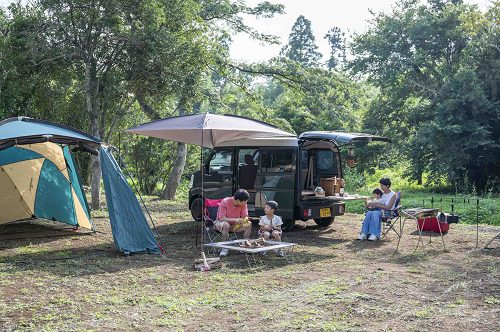 エブリイをベース車両としたおすすめ軽キャンVanBaseを利用してキャンプを楽しむ家族の画像