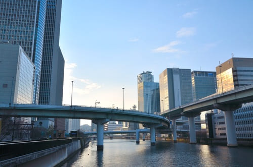 阪神高速道路で受けられる割引きについて解説することを示す画像