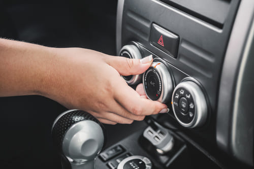 車のエアコンが効かない場合に、設定温度を下げることでエアコンが故障していないかを確認している画像