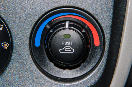 車のエアコンが効かず、スイッチにも、エアコンフィルターにも問題がなかった場合に、内気循環にすることを示す画像