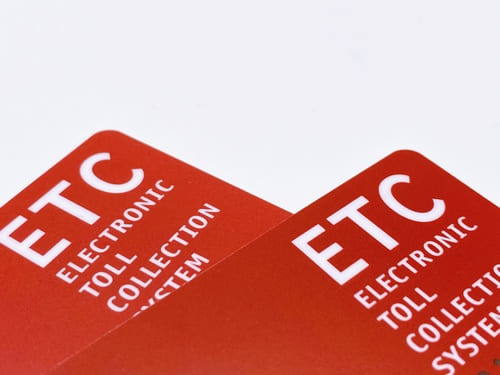 ETCカードの画像。ETC割引きを利用することでお得な料金で高速道路を利用することができることを示している