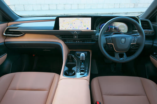運転席と助手席で異なるアンシンメトリーなデザイン