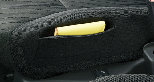 運転席シートサイドポケット（「G」を除くグレードに標準装備）